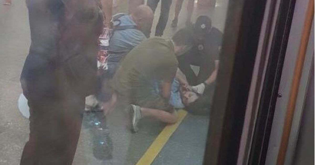 В киевском метро поезд задел голову мужчины, который упал на платформе. Его забрала скорая