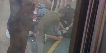 У київському метро поїзд зачепив голову чоловіка, який впав на платформі. Його забрала швидка