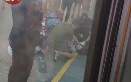 У київському метро поїзд зачепив голову чоловіка, який впав на платформі. Його забрала швидка