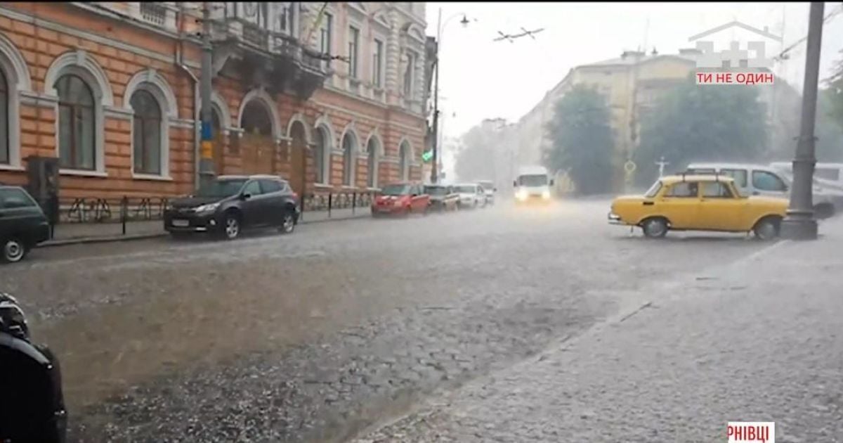 Град та сильна злива: Чернівцями прокотилася негода