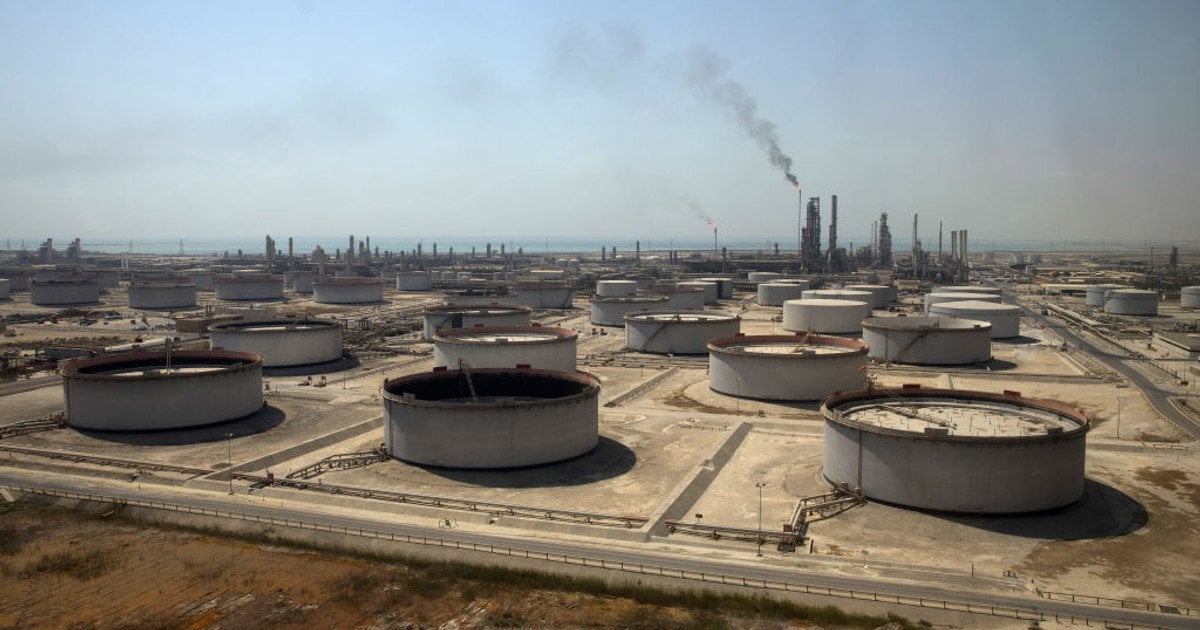 Резервуари для зберігання сирої нафти на НПЗ Рас Танура