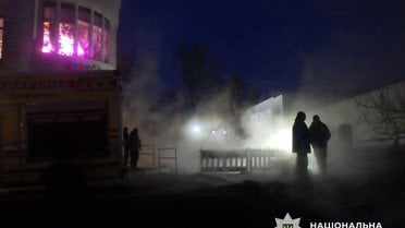 Жахливий інцидент у Києві дівчина впала в яму з гарячою водою_6