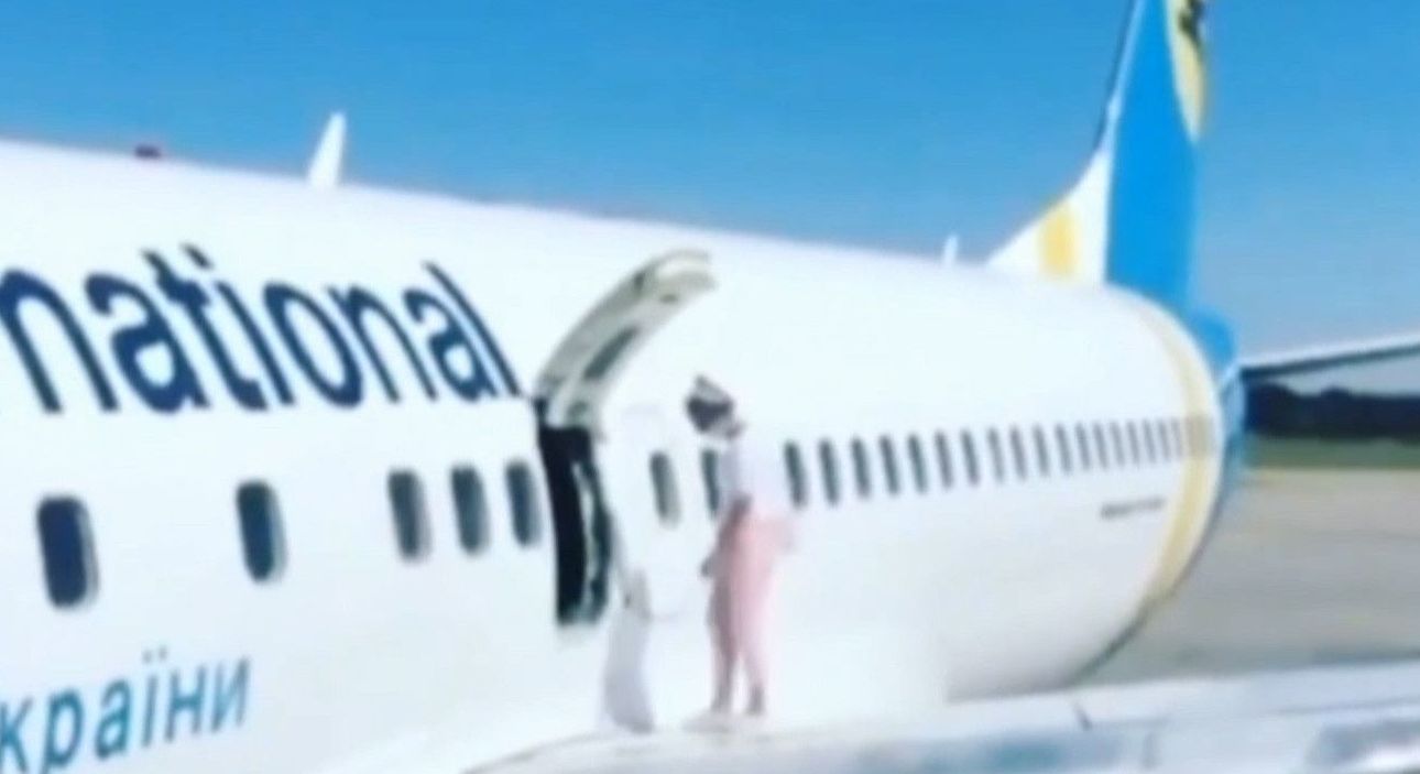 Прогулка крылом самолета в "Борисполе": смелую женщину занесли в "черный список" пассажиров