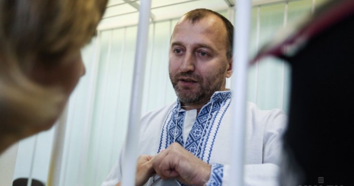 Правоохранители обыскивают дом Сиротюка