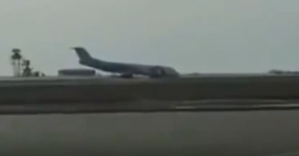 В Сети появилось видео экстремального приземления самолета без переднего шасси