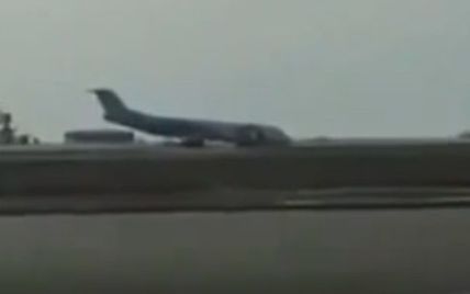 В Сети появилось видео экстремального приземления самолета без переднего шасси