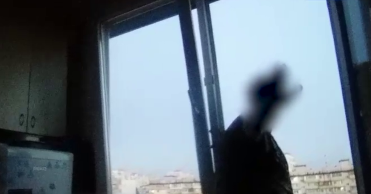 У Києві онук знущався з бабусі, а коли приїхала поліція, стрибнув з восьмого поверху