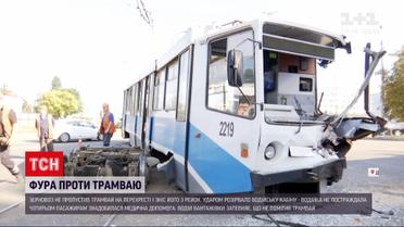 Новини України: у Дніпрі зерновоз зірвав трамвай з колії