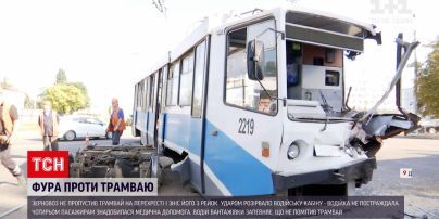 Новини України: у Дніпрі зерновоз зірвав трамвай з колії