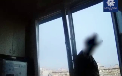 У Києві онук знущався з бабусі, а коли приїхала поліція, стрибнув з восьмого поверху