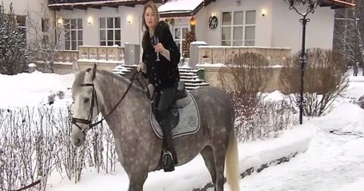 "Вершниця Апокаліпсису" Поклонська записала привітання з Новим роком, сидячи на коні