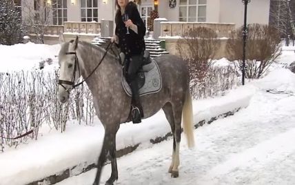 "Всадница Апокалипсиса" Поклонская записала поздравление с Новым годом, сидя на коне