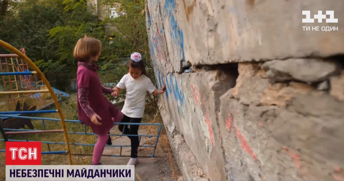 Оголені цвяхи, арматура та діряві гірки: у Києві кожен п'ятий майданчик потребує заміни чи ремонту
