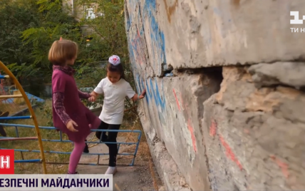 Торчащие гвозди, арматура и дырявые горки: в Киеве каждая пятая площадка требует замены или ремонта
