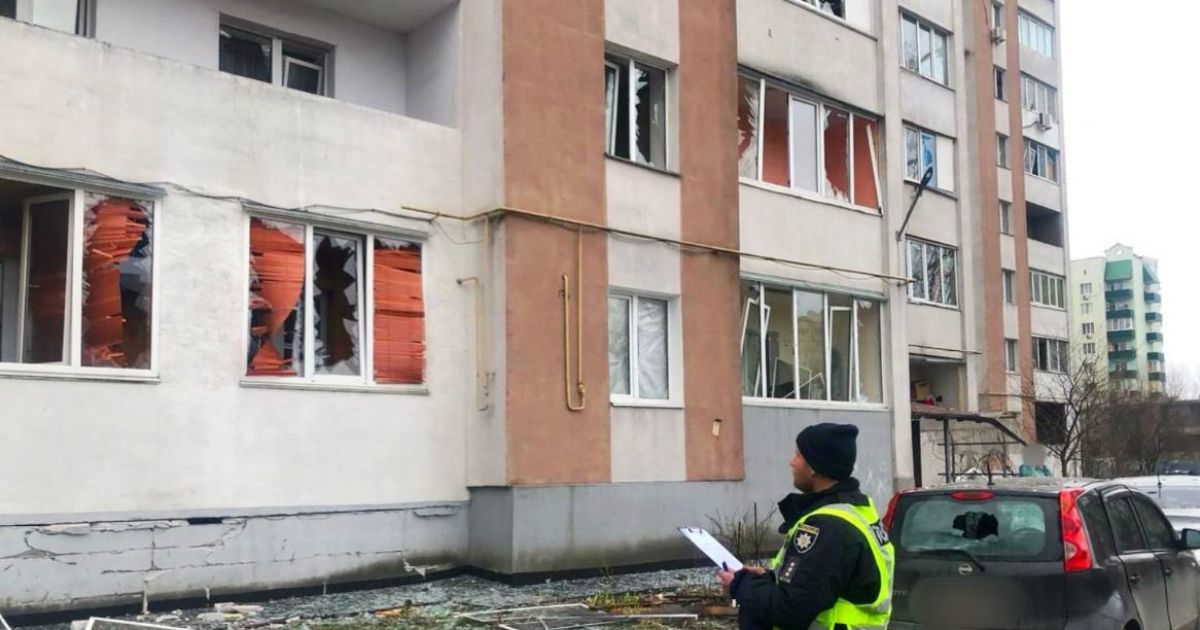 Последствия атаки дронов РФ в Киевскую область: повреждены многоэтажки, автомобили и образовательные учреждения.
