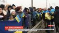 У столиці на мосту Патона українці символічно об'єднали лівий та правий береги Дніпра