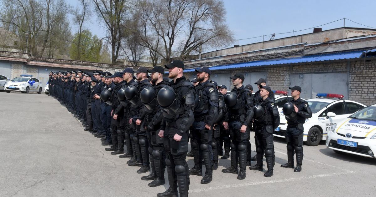 У Запоріжжі четверо у масках пострілом у ногу поранили активіста: одного молодика вдалось затримати