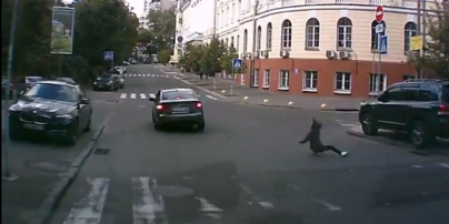 В Киеве неизвестный на большой скорости сбил девушку на "зебре"