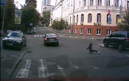 У Києві невідомий на великій швидкості збив дівчину на "зебрі"