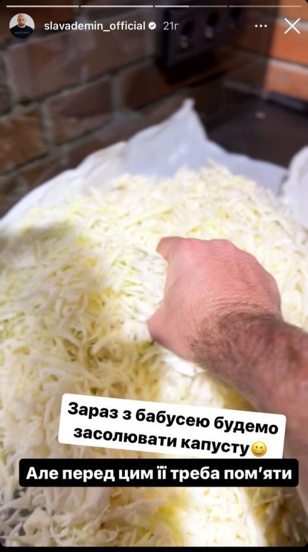 Слава Дьомін з бабусею готують квашену капусту