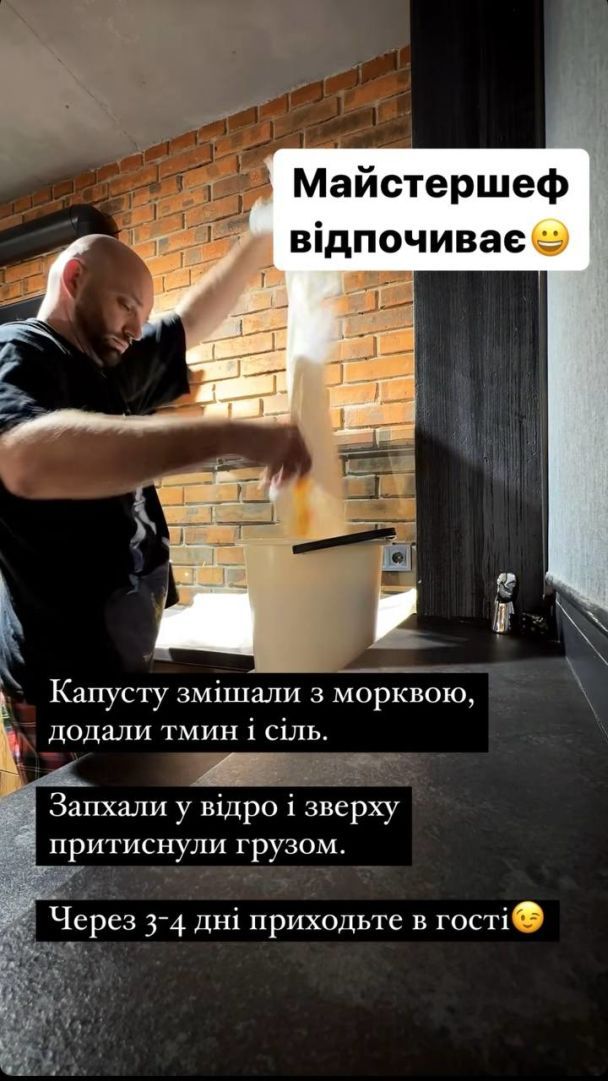 Слава Дьомін з бабусею готують квашену капусту