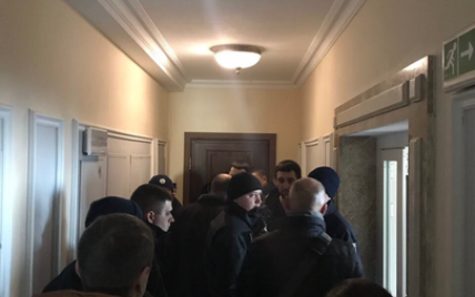 Неизвестные заблокировали доступ сотрудникам Нацагентства по розыску активов к квартире Клименко