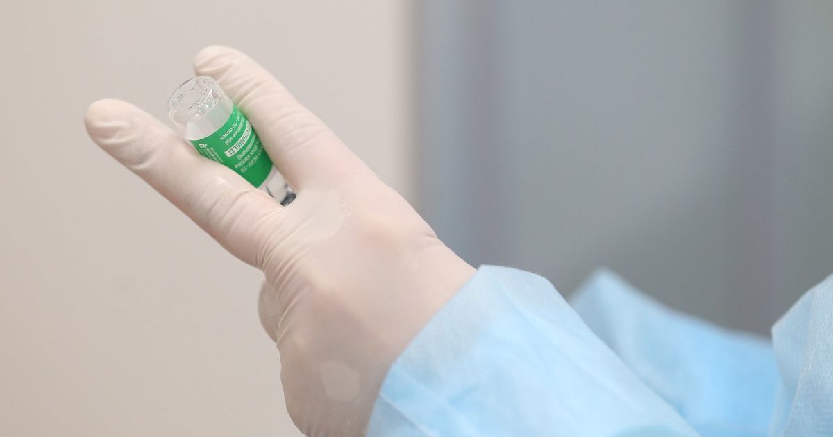 Привит от коронавируса: первый украинец получил вторую дозу вакцины