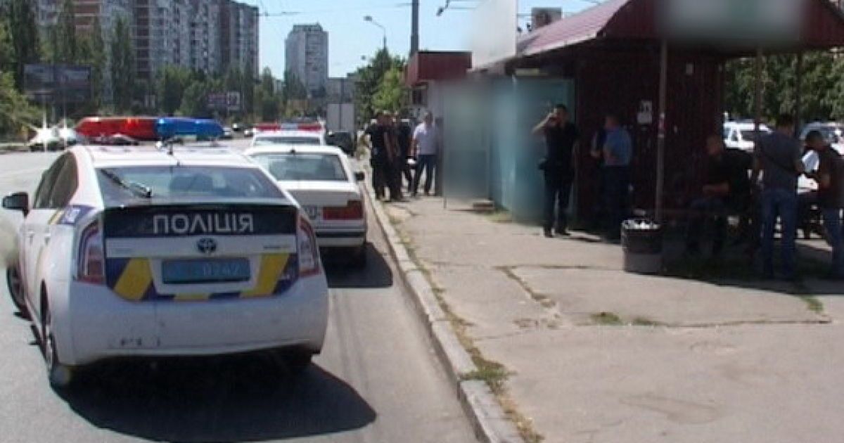 В Киеве вооруженный пистолетом мужчина в маске ограбил кредитную компанию