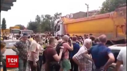 На Русанівських садах у Києві із сутичками продовжують будувати міст на Троєщину