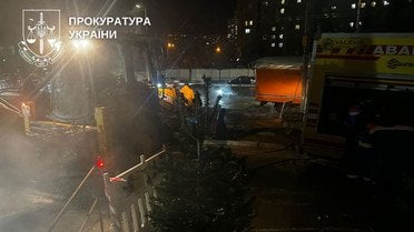Жахливий інцидент у Києві дівчина впала в яму з гарячою водою_3