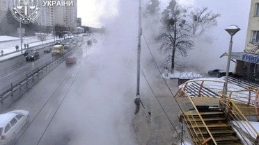 Жахливий інцидент у Києві дівчина впала в яму з гарячою водою_4