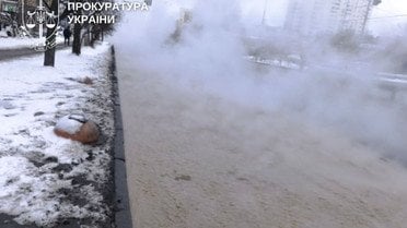 Жахливий інцидент у Києві дівчина впала в яму з гарячою водою_2