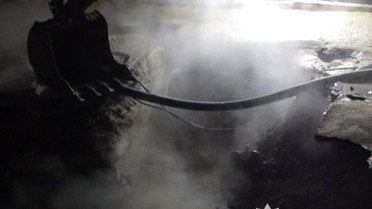 Жахливий інцидент у Києві дівчина впала в яму з гарячою водою_7