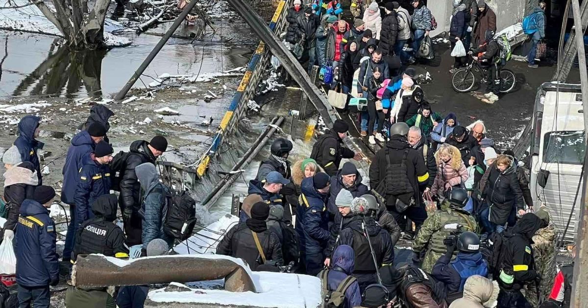Масові розстріли і заміновані тіла: люди, які під кулями тікали із Ірпеня, розповіли про звірства окупантів