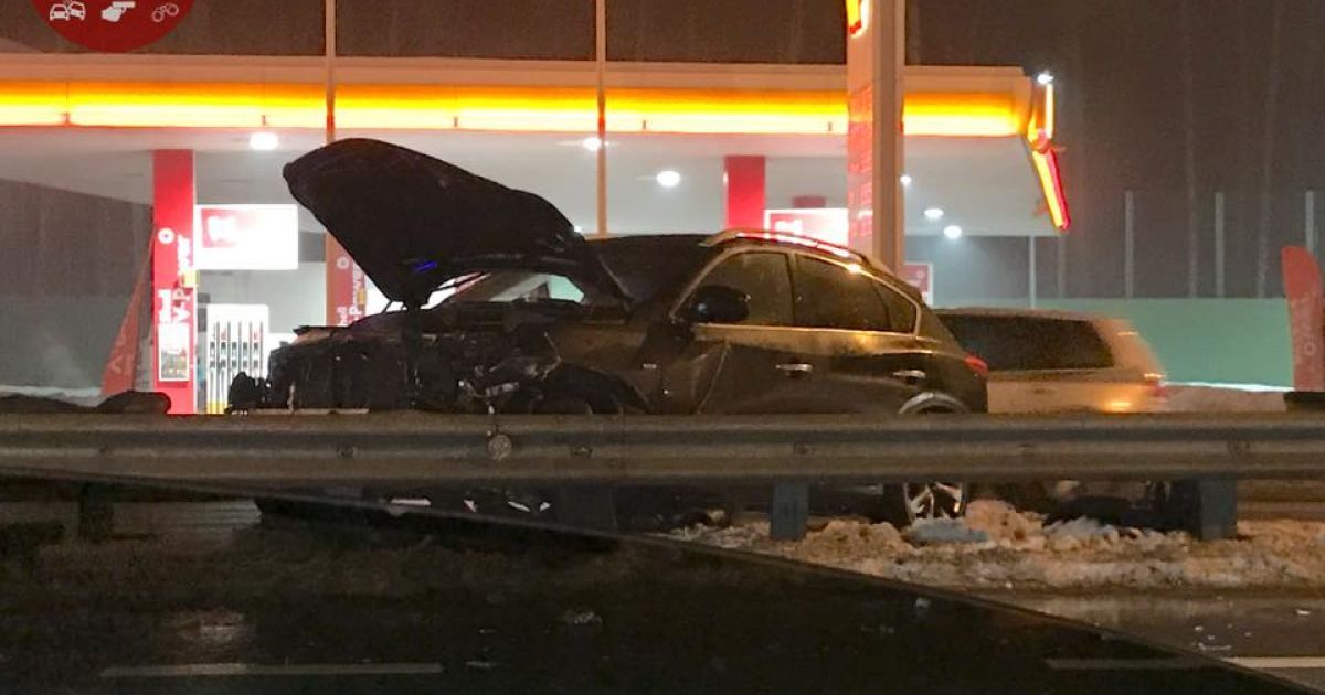 У Києві авто нахромилося на відбійник_2 / © Киев Оперативный