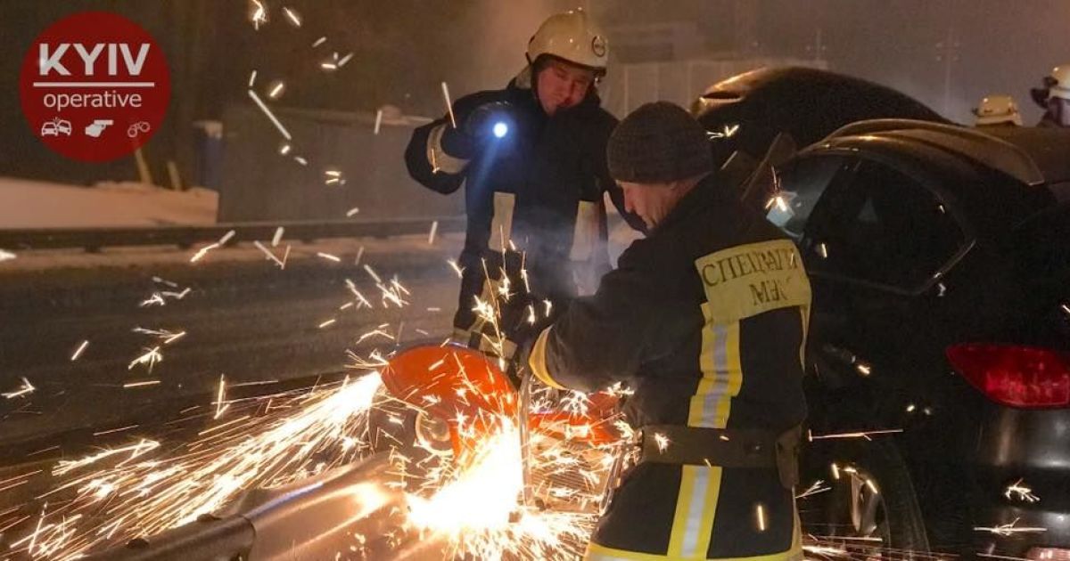 У Києві авто нахромилося на відбійник_8 / © Киев Оперативный