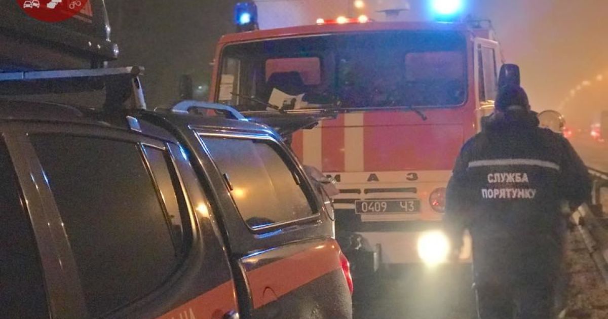 У Києві авто нахромилося на відбійник_6 / © Киев Оперативный