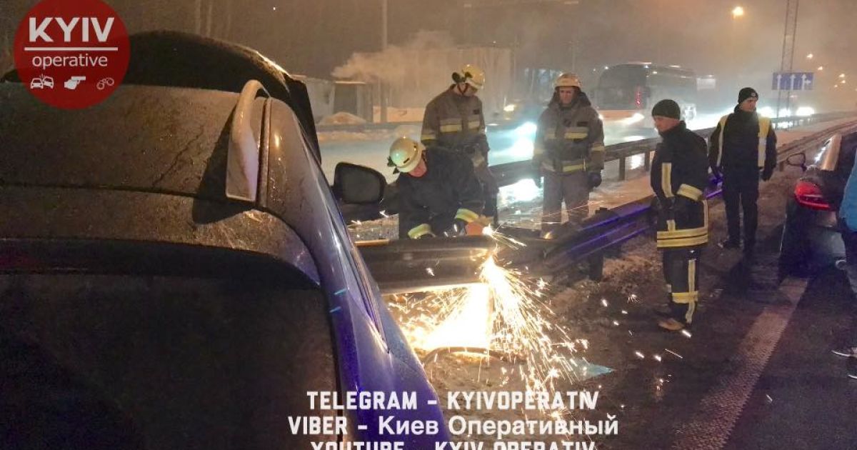 У Києві авто нахромилося на відбійник_4 / © Киев Оперативный
