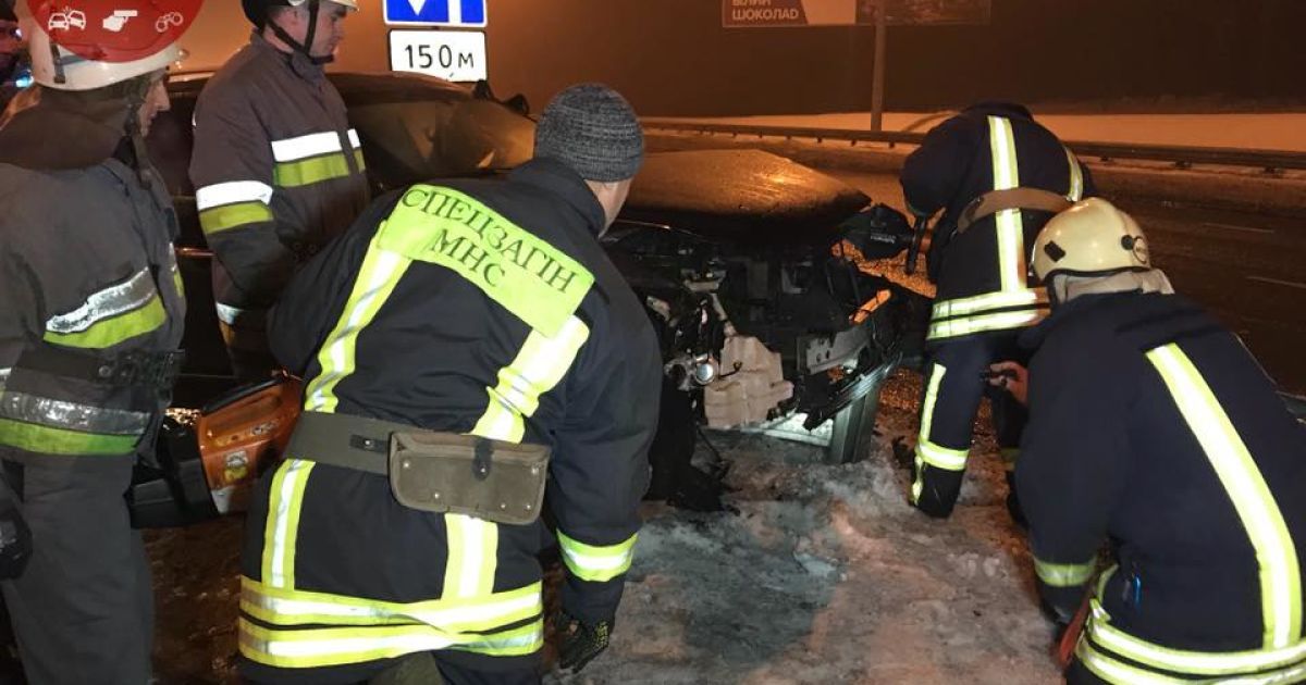 У Києві авто нахромилося на відбійник_1 / © Киев Оперативный