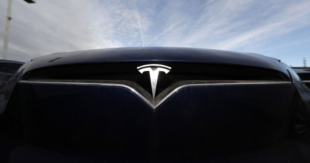 Электромобиль Tesla попал в аварию при съемке рекламы об автопилоте
