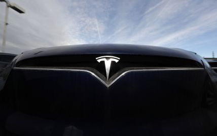 Електромобіль Tesla потрапив у аварію під час знімання реклами про автопілот