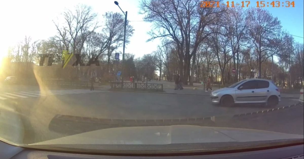 Гнал и не останавливался: в Харькове на "зебре" водитель сбил ребенка (видео)