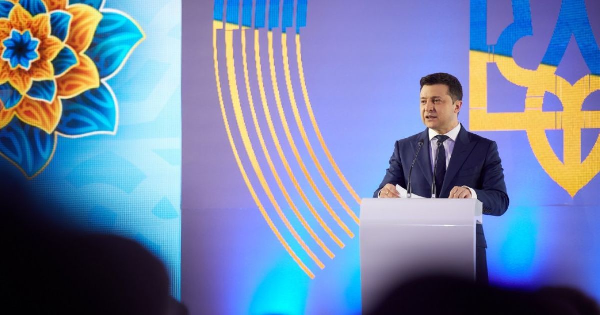 "Свозят людей из областей": Зеленский отреагировал на подозрение Порошенко