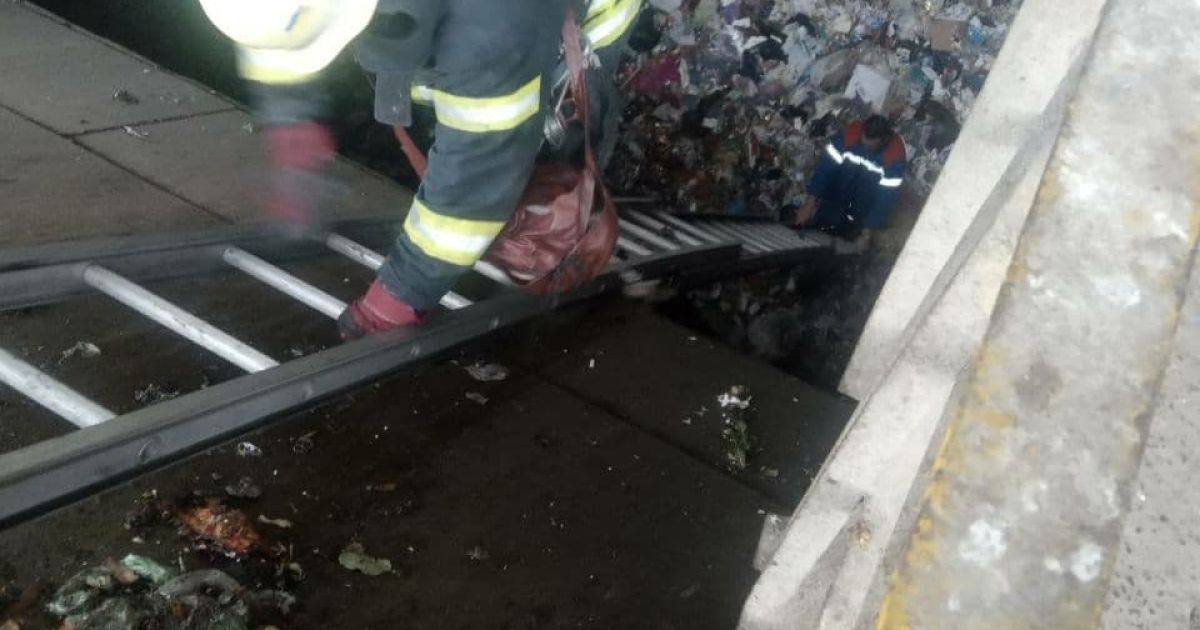 побутові відходи, рятувальники_1 / © ГУ ДСНС у Києві