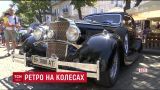 На Дерибасовской в Одессе устроили показ раритетных автомобилей и мотоциклов