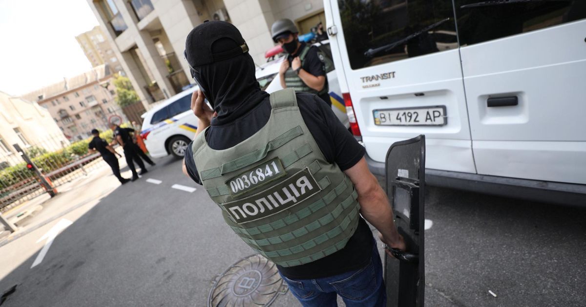 Забаррикадировался в квартире с женщиной, устроил стрельбу и пожар: подробности задержания мужчины в Киеве