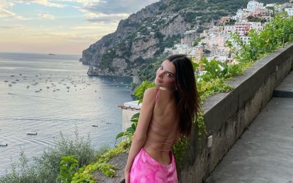 В розовом платье с обнаженной спиной: Эмили Ратажковски приехала на отдых