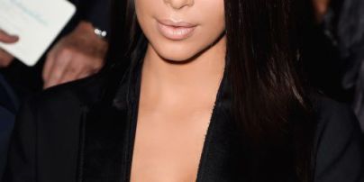Ким Кардашьян в винтажном наряде от Prada на обложке глянца