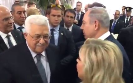 Президент Палестини й прем'єр Ізраїлю потиснули один одному руки на похороні Переса