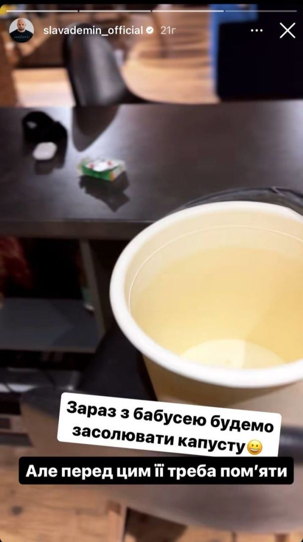 Слава Дьомін з бабусею готують квашену капусту